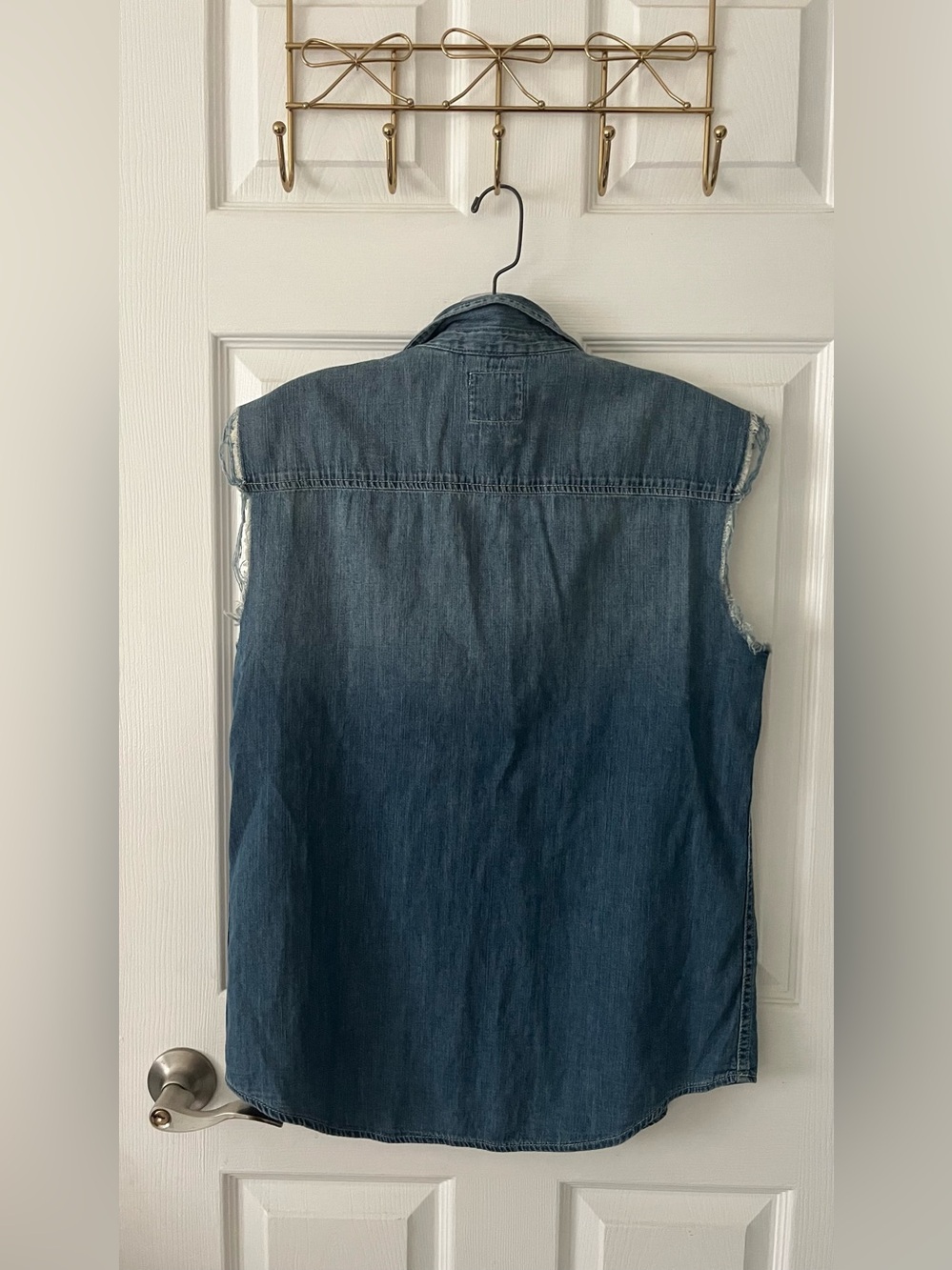 TNA Raw-Edge Sleeveless Denim Button-Up - Classic Blue - Picture 5 of 5